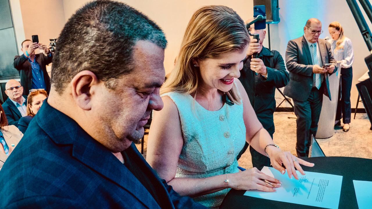 Laura Fernández, candidata de Pueblo Soberano, suscribió el acuerdo en una actividad con líderes evangélicos.