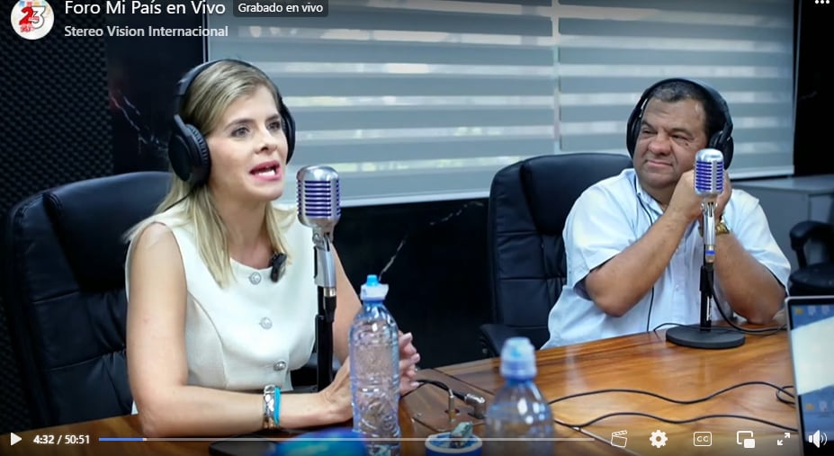 Con la candidata Laura Fernández sentada y asintiendo, pastor Reynaldo Salazar anunció que Pueblo Soberano puso 24 candidatos a diputado evangélicos