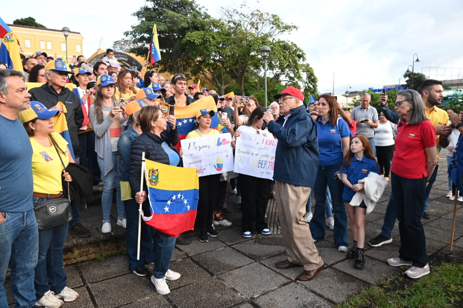 Miguel Ángel Rodríguez, expresidente de Costa Rica, se dirige a venezolanos residentes en el país durante una manifestación en apoyo a la democracia en Venezuela, en la Plaza de La Democracia, San José, el 9 de enero de 2025.