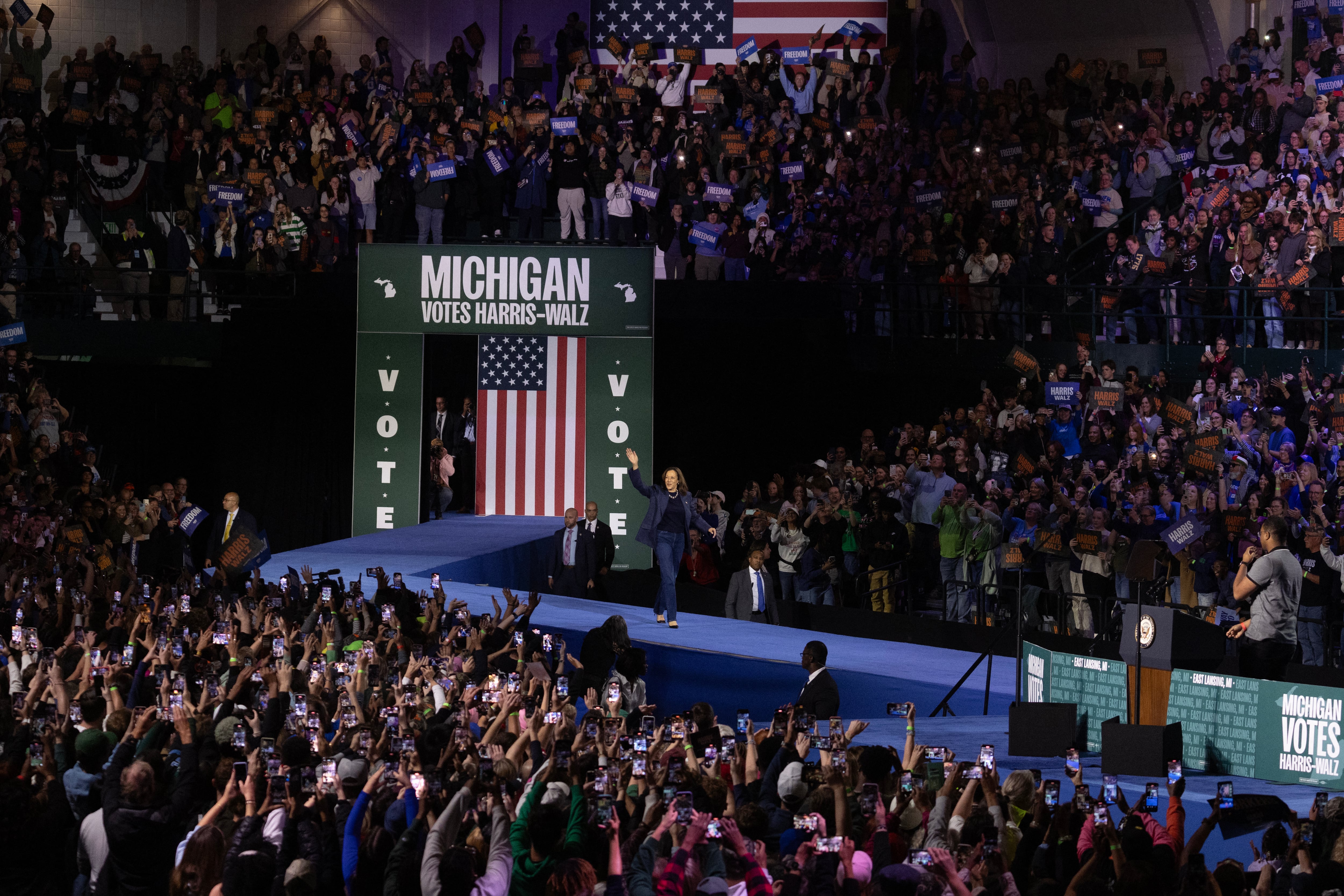 La candidata presidencial demócrata, vicepresidenta de los Estados Unidos, Kamala Harris, llega a un mitin de campaña en Jenison Field House en el campus de la Universidad Estatal de Michigan.