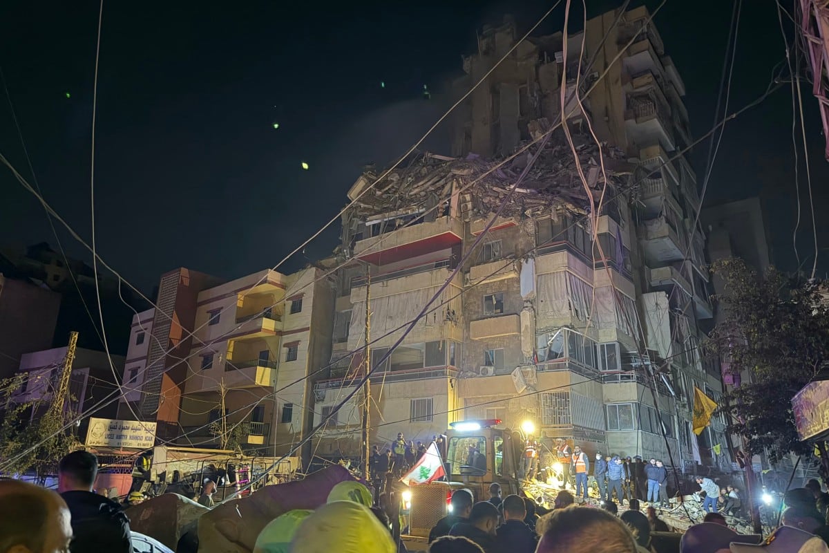 Personas se reúnen en el lugar de un ataque aéreo israelí que tuvo como objetivo el barrio de Haret Hreik, en los suburbios del sur de Beirut, el 6 de mayo de 2026.