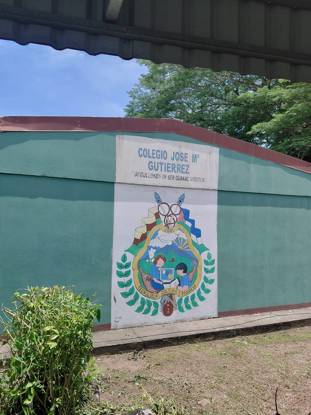 El Colegio José María Gutiérrez, ubicado en Guayabo de Bagaces, Guanacaste, fue escenario de una actividad taurina con terneros que terminó con una estudiante lesionada y motivó una denuncia ante el MEP.