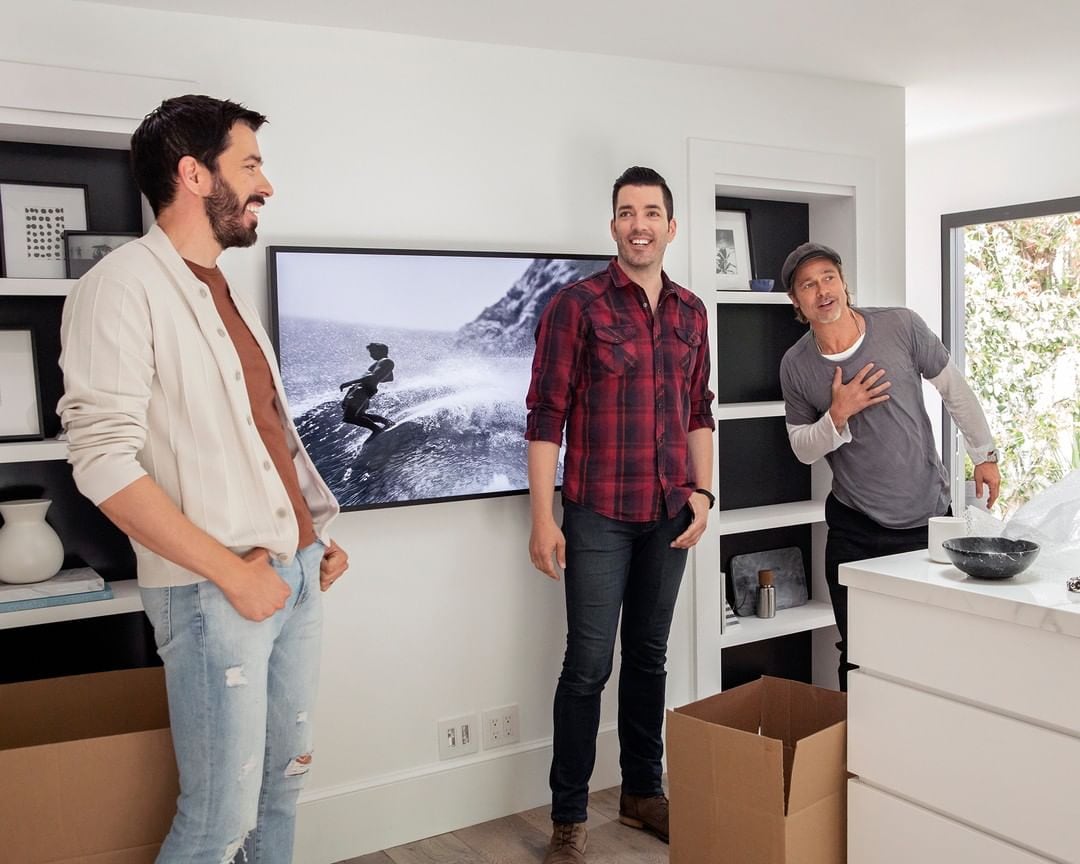 Programa 'Renovaciones con celebridades', en el que participan Brad Pitt, Melissa McCarthy y Rebel Wilson, quienes se unen a los famosos hermanos Jonathan y Drew Scott. Fotografía: HGTV para La Nación