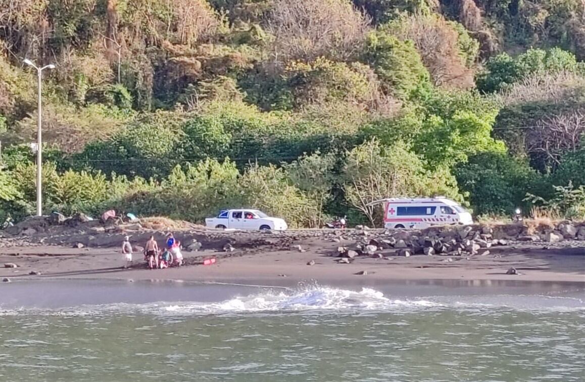 Oficial rescata a cuatro personas en playa Caldera en su tiempo libre