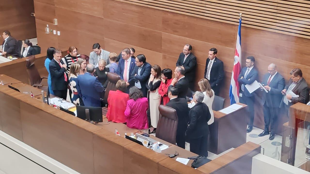 Plenario de la Asamblea Legislativa traslado de especialistas