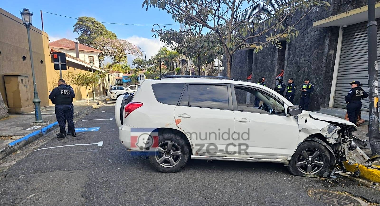 Agentes de OIJ y Fuerza Pública cerraron las vías en las inmediaciones del Parque Nacional este domingo. Fotografía: