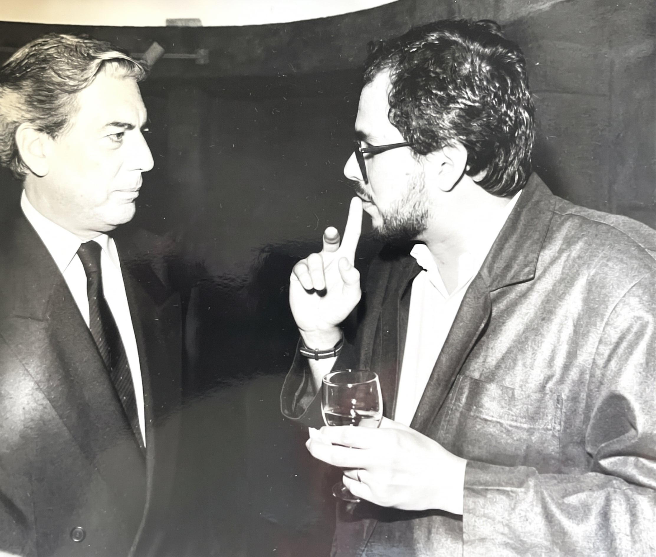 Carlos Cortés comparte impresiones con Mario Vargas Llosa en su visita a Costa Rica, en 1988, en el auditorio de La Nación.