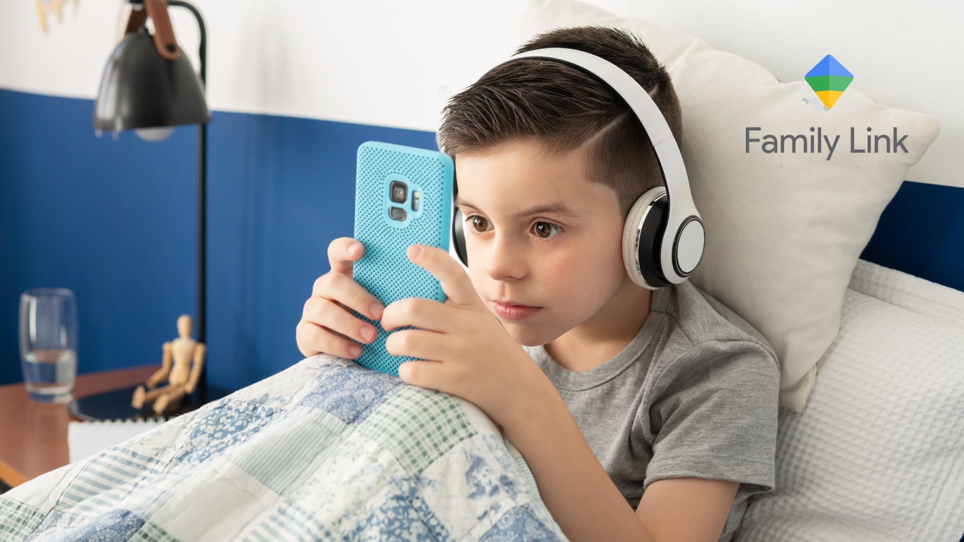 Google y YouTube anunciaron nuevas herramientas en Family Link y ajustes de privacidad en YouTube para mejorar la seguridad digital de niños y adolescentes. Las actualizaciones incluyen 'Contactos Gestionados' y mejoras en el control de tiempo de pantalla, además de restricciones en las recomendaciones de contenido para adolescentes en YouTube.