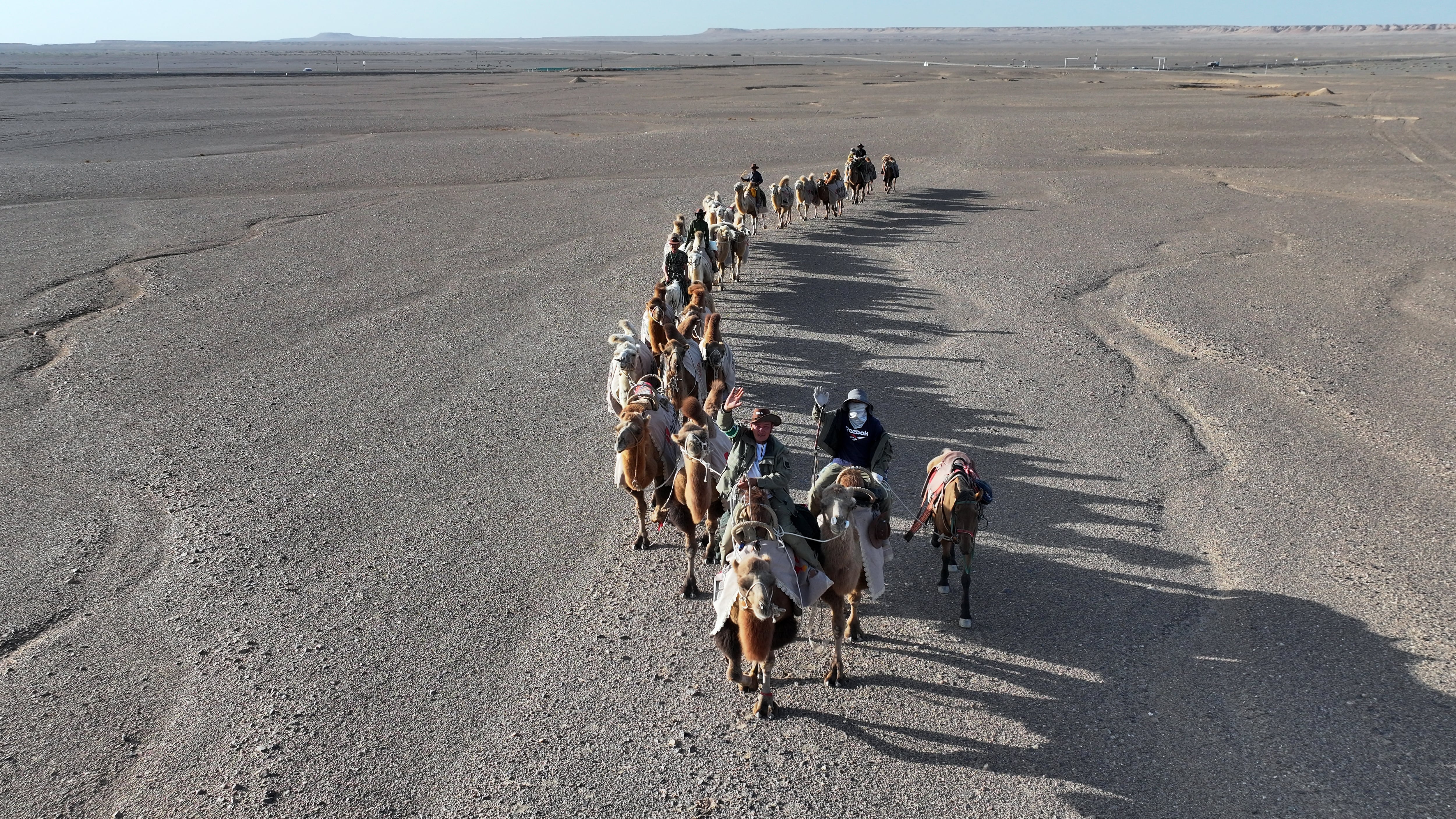 El Equipo de Camellos de East Tianshan recorre la Ruta de la Seda en el desierto de Gobi, desde la aldea Xingfu en el distrito de Yizhou hasta el área de servicio Xiaobaidi de la carretera S245 (Hami-Dunhuang), en Hami, Xinjiang, China, el 30 de agosto de 2025. (Foto de Sun Jihu / CFOTO vía AFP)