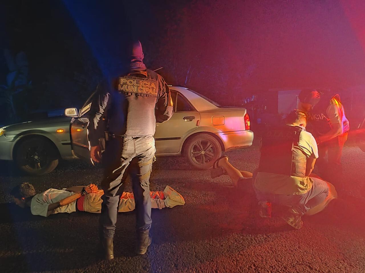 Dos de los 13 detenidos este miércoles en San Carlos. Estas dos personas intercambiaron disparos con los oficiales al ser interceptados. Fotografía: