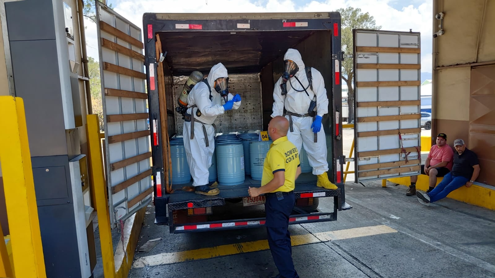 El 27 de marzo, cerca del Cenada, fue ubicado en otro camión, una carga de 1.500 kilos de cianuro. Especialistas de la unidad de materiales peligrosos de Bomberos atendieron el caso.