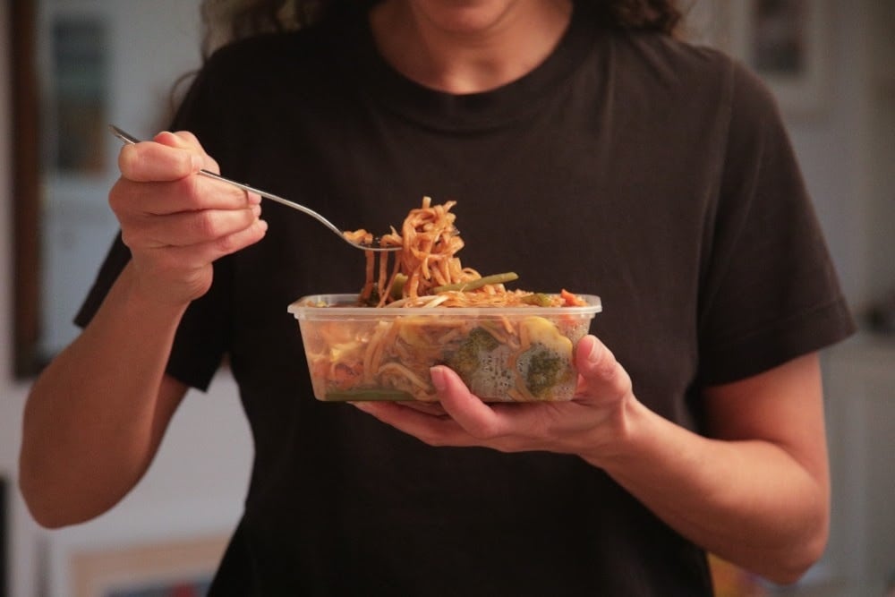 Informe advierte que envases plásticos “aptos para calentar” liberan microplásticos y químicos vinculados a enfermedades.