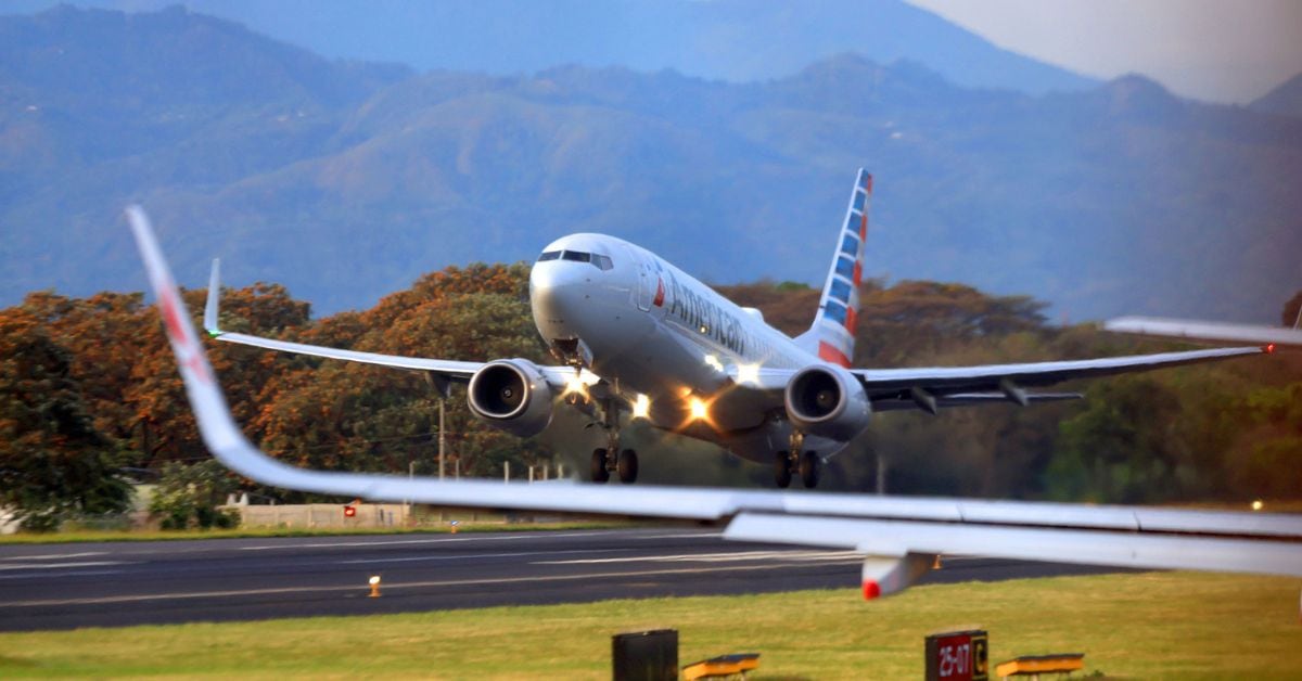 En la imagen un avión despegando en el aeropuerto Juan Santamaría