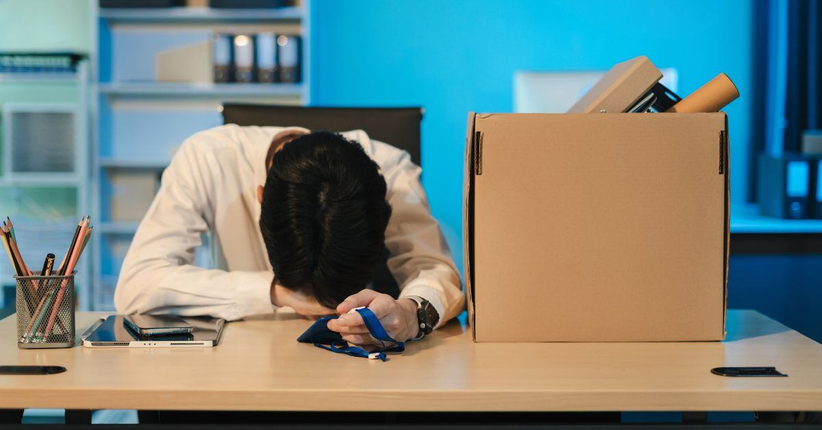 En la imagen un joven con su cabeza sobre el escritorio denotando frustración