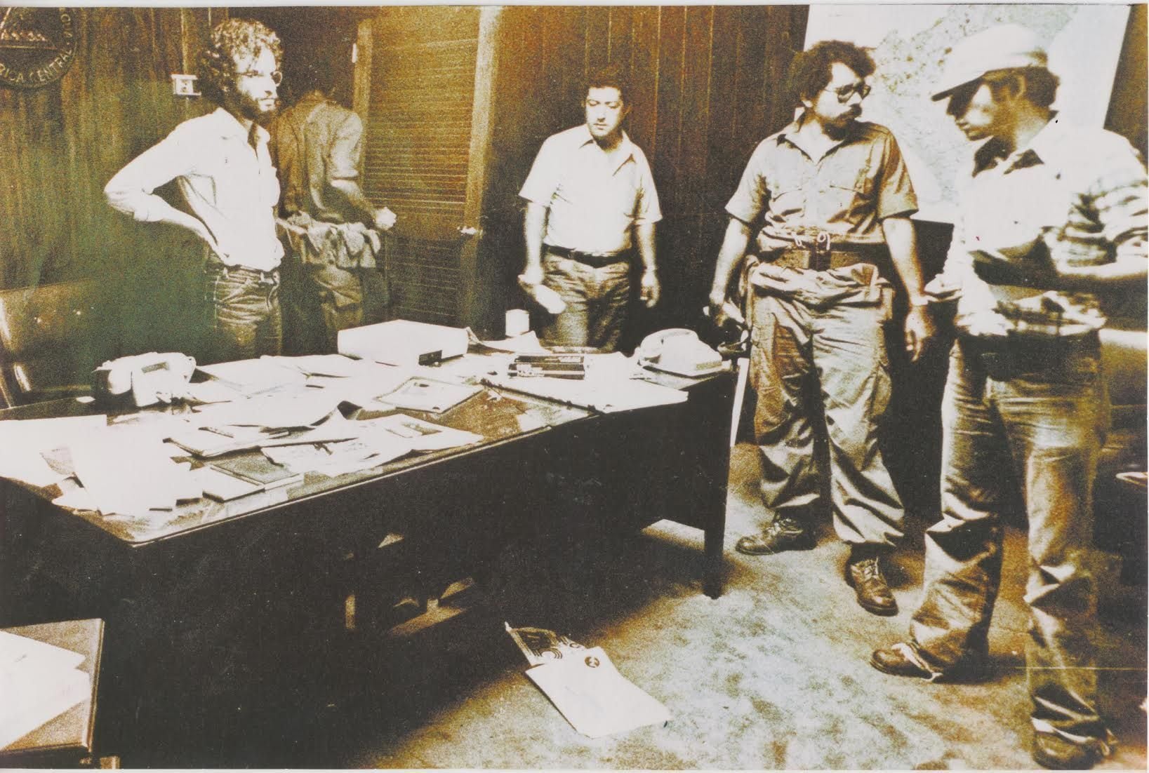Edgar Fonseca en esta foto aparece con Daniel Ortega, en el búnker de Anastasio Somoza, el 20 de julio 1979, en Managua.