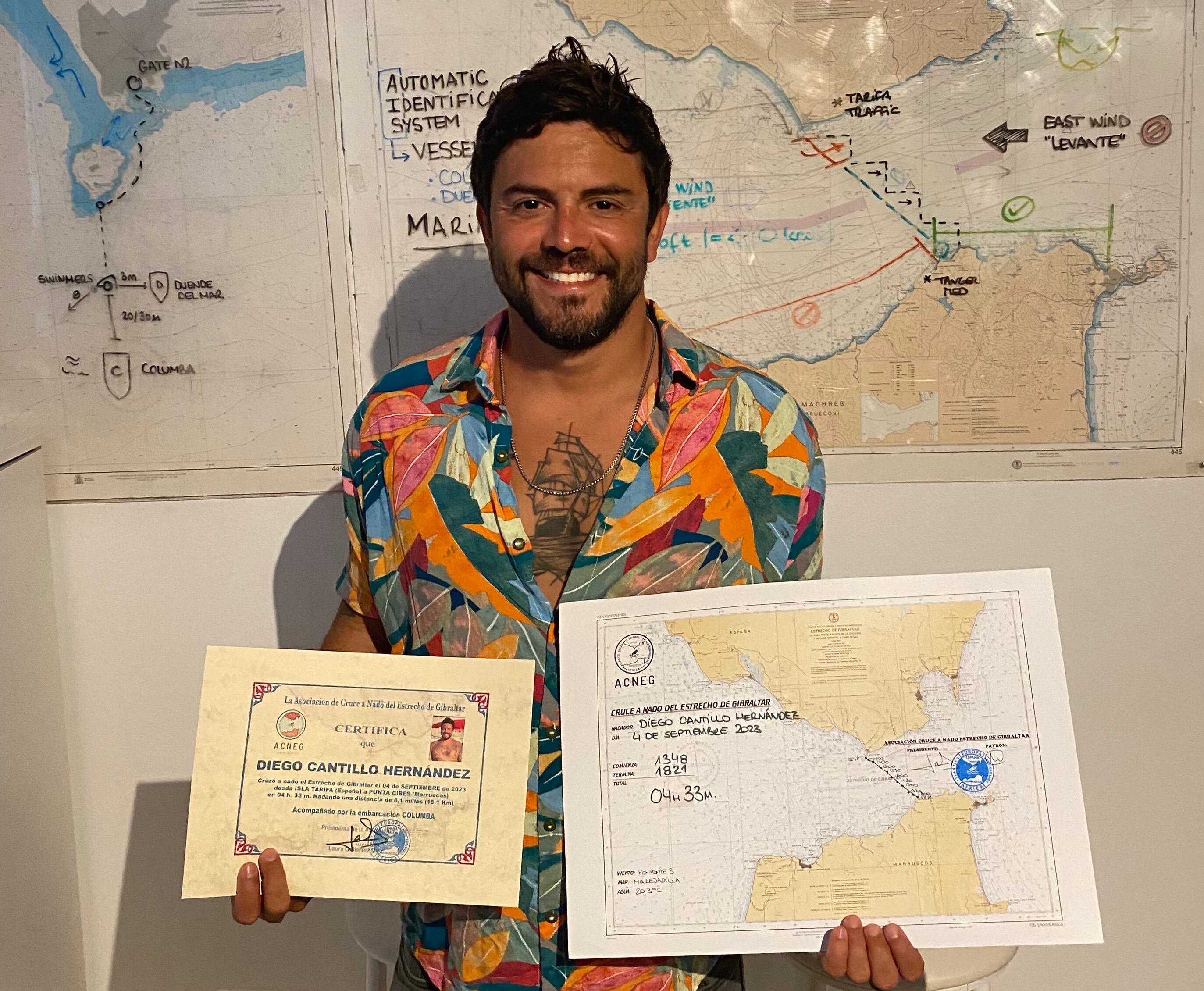 Diego Cantillo Hernández hizo a nado 15,1 kilómetros en 4 horas y 33 minutos entre Tarifa y las proximidades de Punta Cires en Marruecos. En esta imagen con la certificación correspondiente. Fotografía: Cortesía.