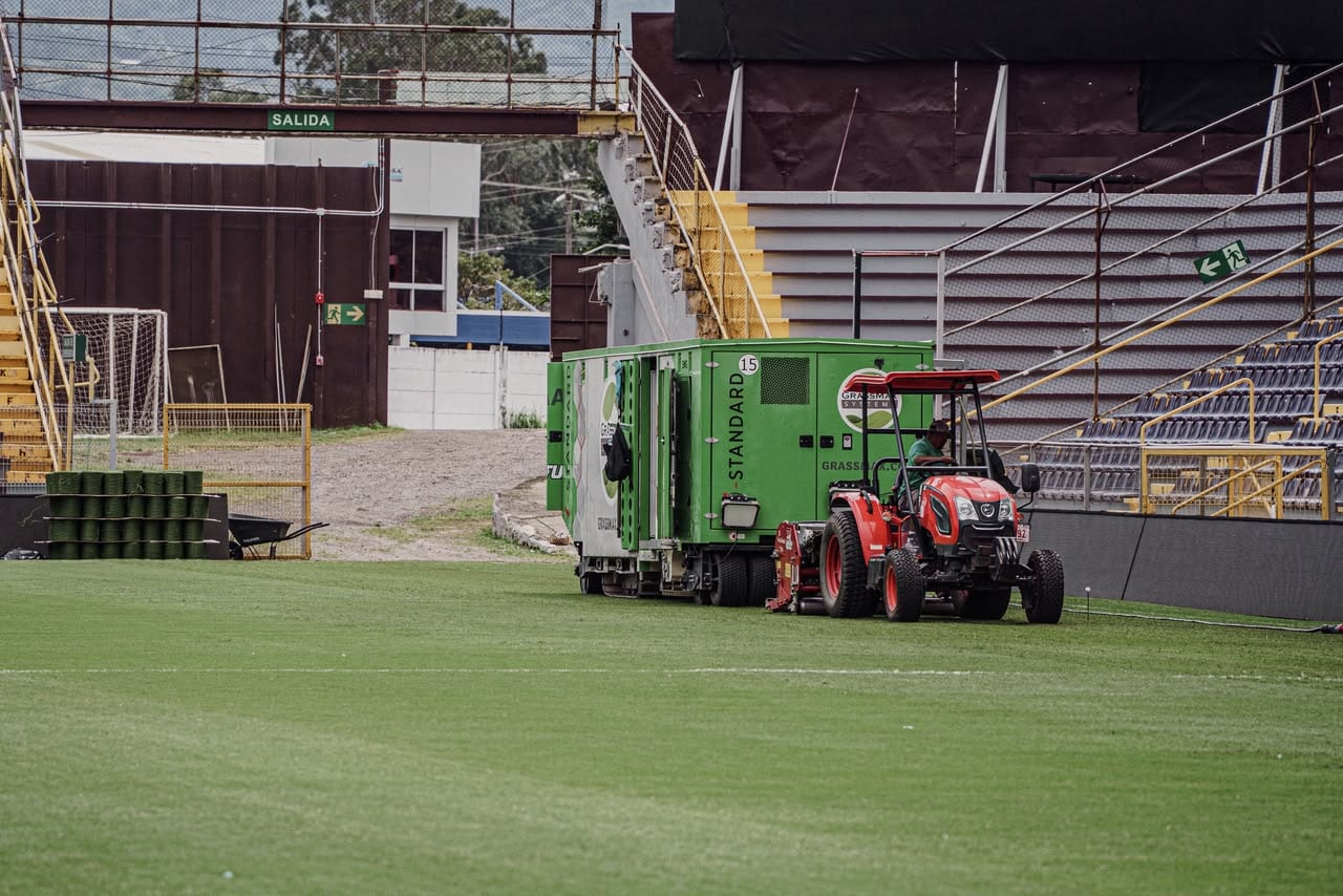 Saprissa inicio la instalacion de su gramilla hibrida