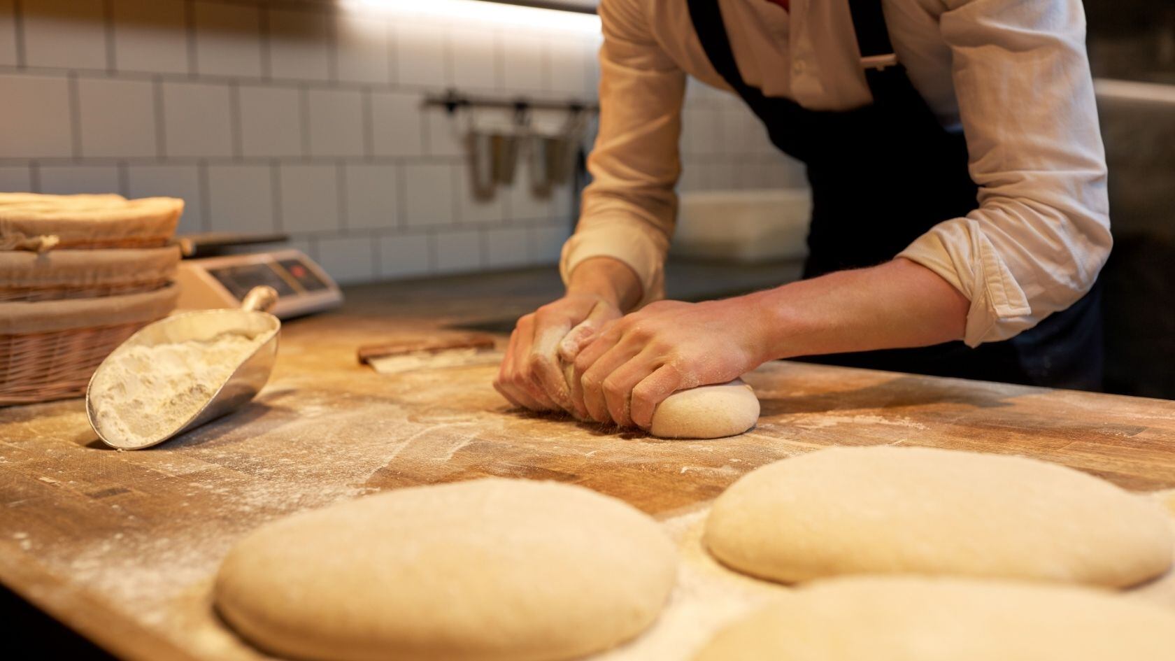 La capacitación será presencial, con horario matutino y requisitos específicos. La inscripción requiere asistir a sesión informativa.