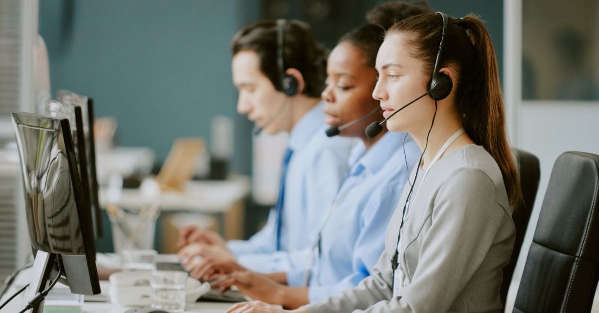 En la imagen personas trabajando en un call center