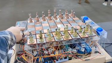 Un tablero de ajedrez que da choques eléctricos a quien se equivoca: así funciona el polémico ‘Taser Chess’