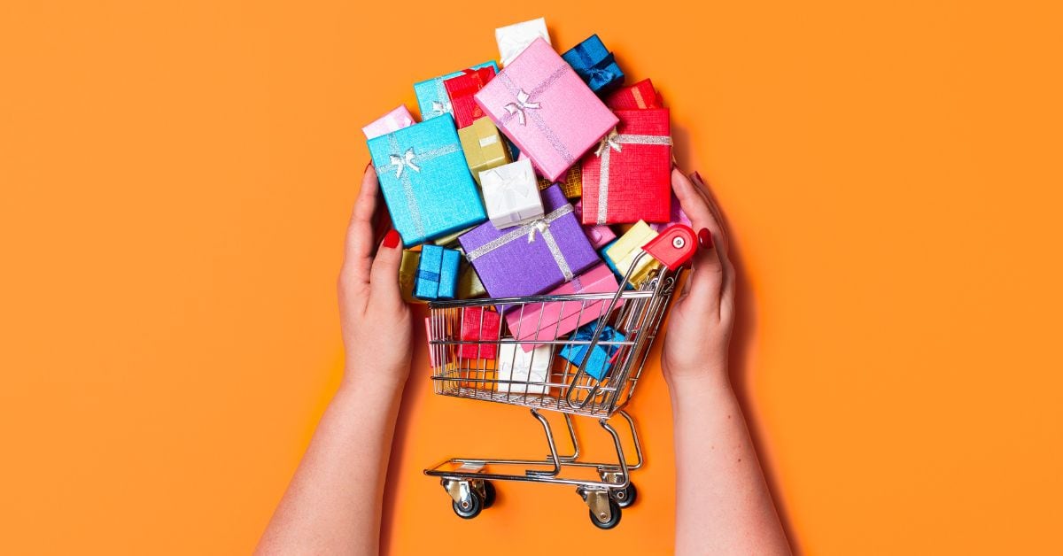 En la imagen, un carrito de compras pequeño con regalos adentro