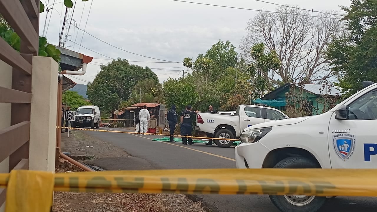 Agentes del OIJ de Puntarenas hicieron la recolección de indicios en el sitio donde fue asesinado un niño de 11 años y su padre.