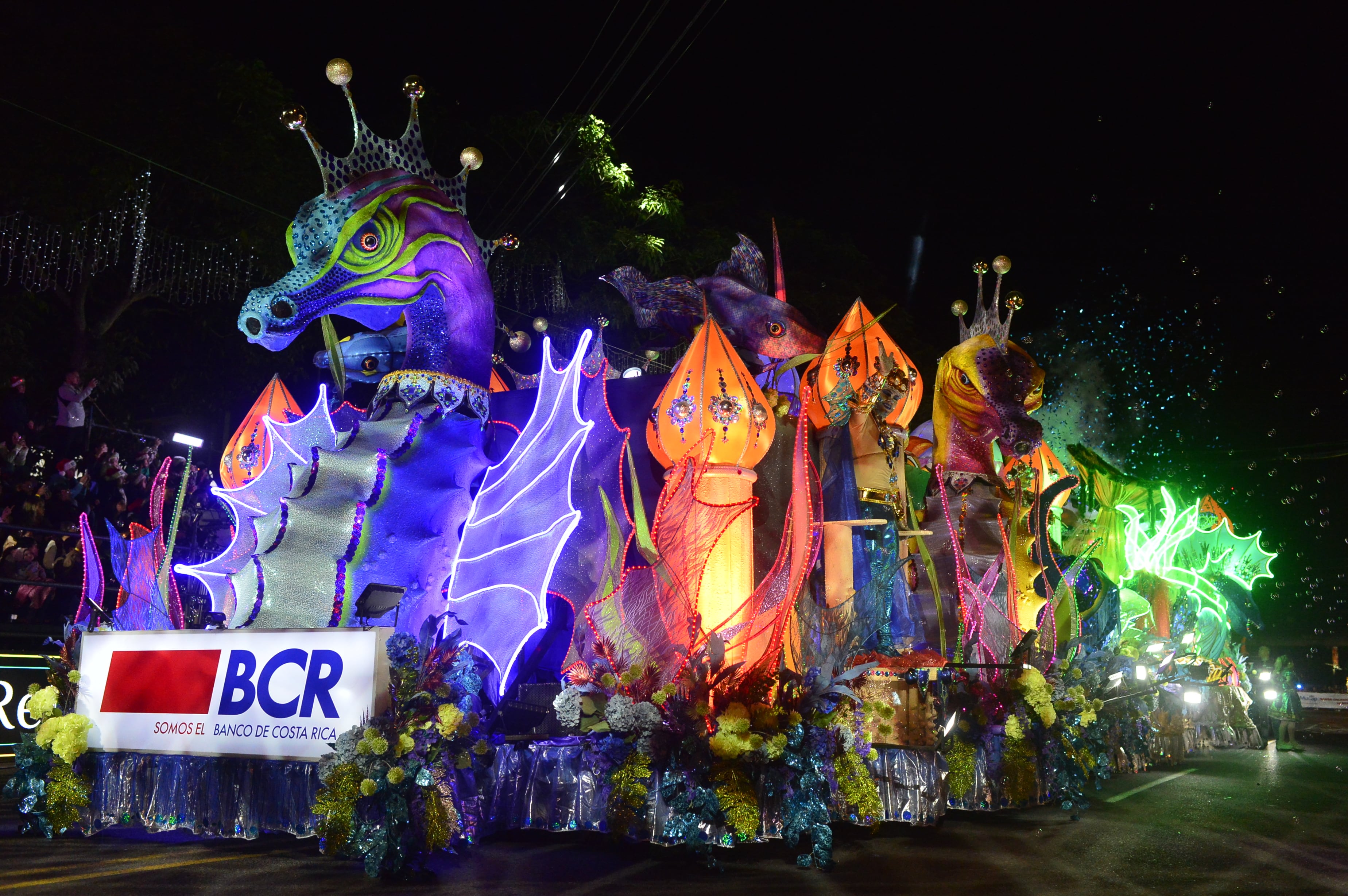 Imágenes del ambiente que se ha vivido en el Festival de la Luz 2024. Familias vestidas con pijamas navideñas, el show de drones y la carroza del Banco de Costa Rica.