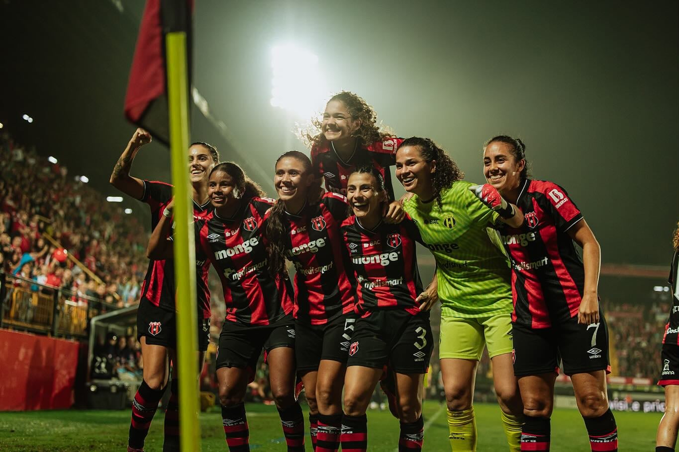 Fabiola Villalobos, Kenia Rangel, Keylin Gómez, María Paula Arce, Gabriela Guillén, Noelia Bermúdez y Viviana Chinchilla festejan uno de los goles de Liga Deportiva Alajuelense en la final contra Sporting.