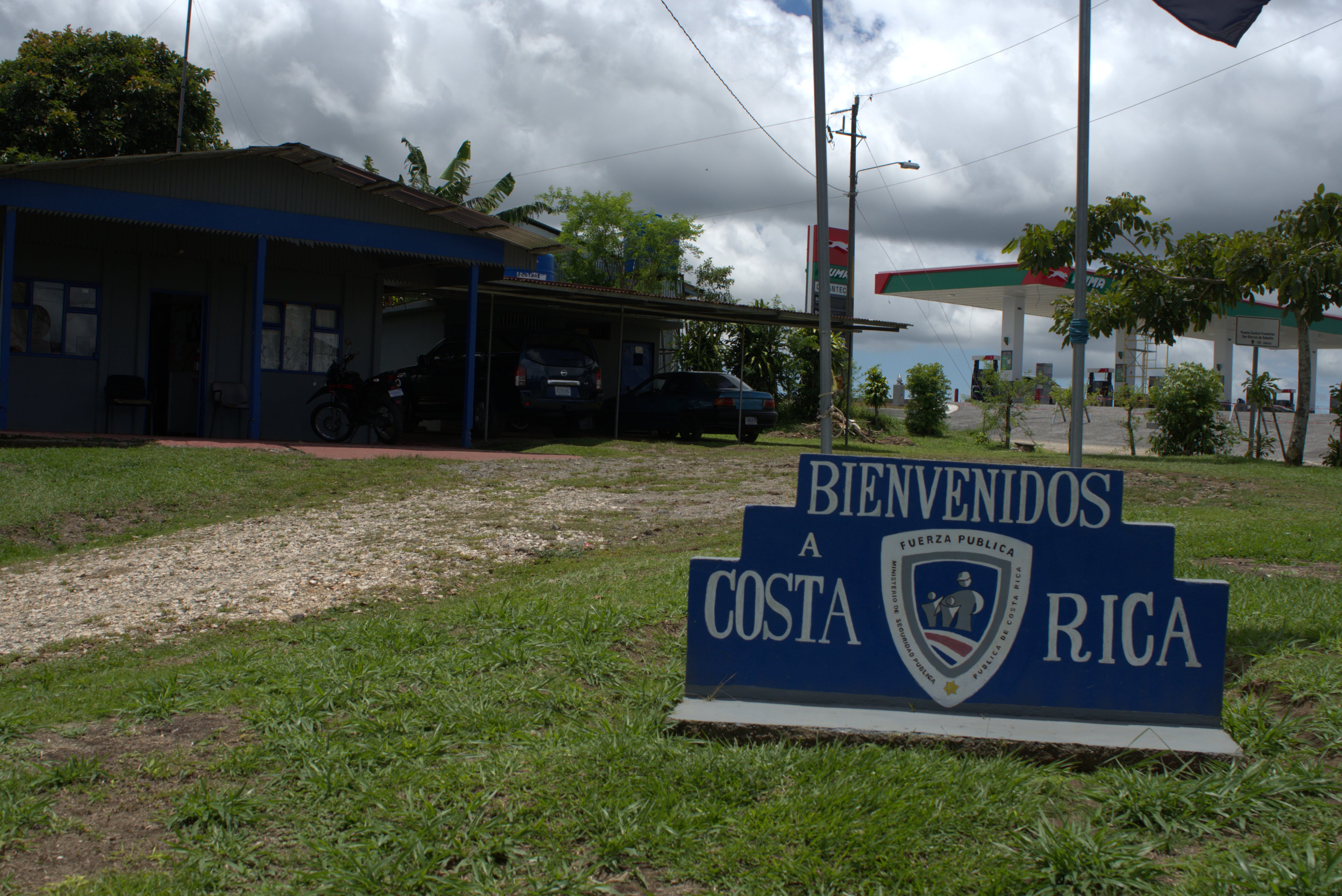 Según una persona vinculada al tráfico ilegal de cigarrillos y licores, los contrabandos pasan por la frontera entre Costa Rica y Panamá gracias al pago de dádivas a cuerpos policiales de ambas naciones.