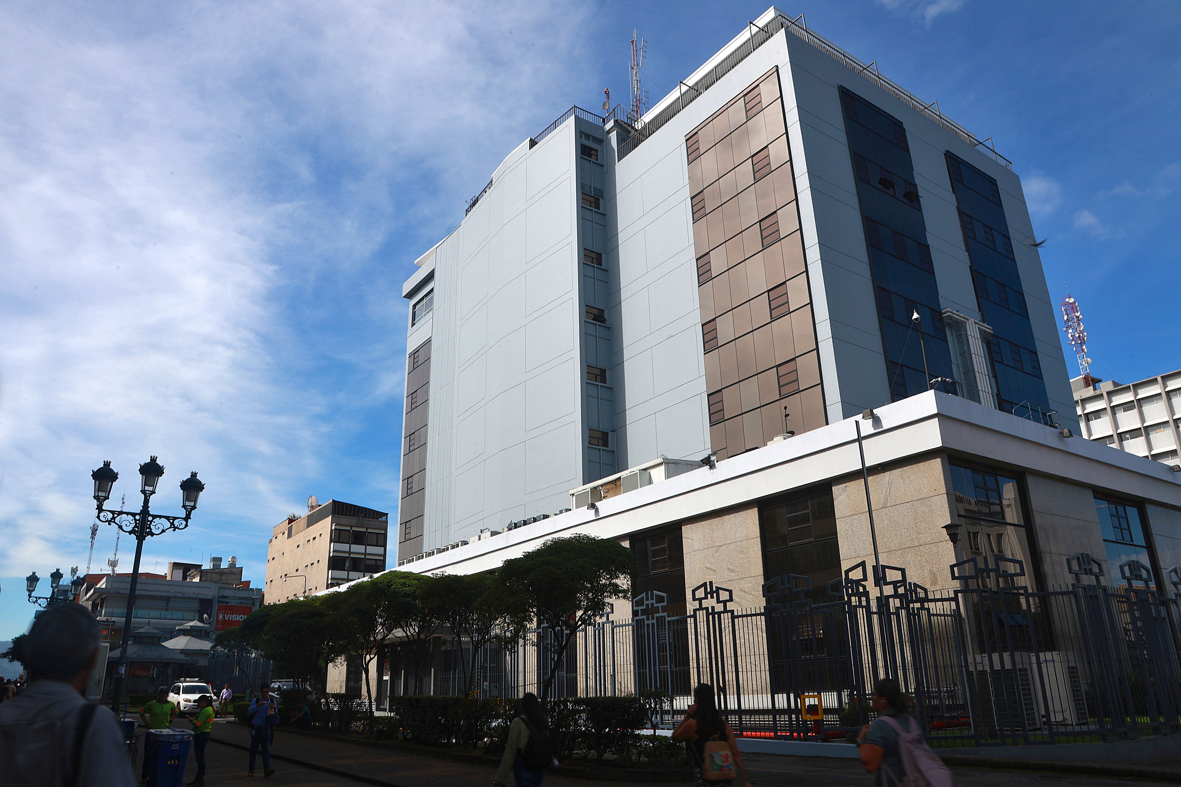 Edificio principal del Banco Central de Costa Rica en San José, un día despejado, relacionado con el anuncio de la tasa de política monetaria.