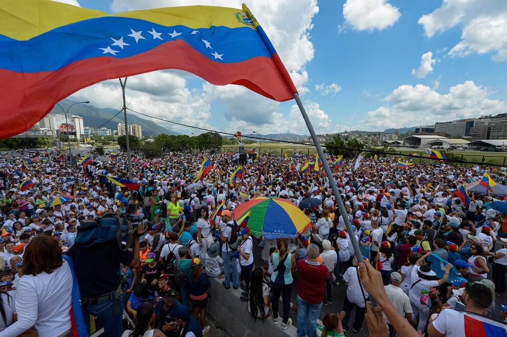 Oponentes del gobierno de Nicolás Maduro marchan el sábado en Caracas.