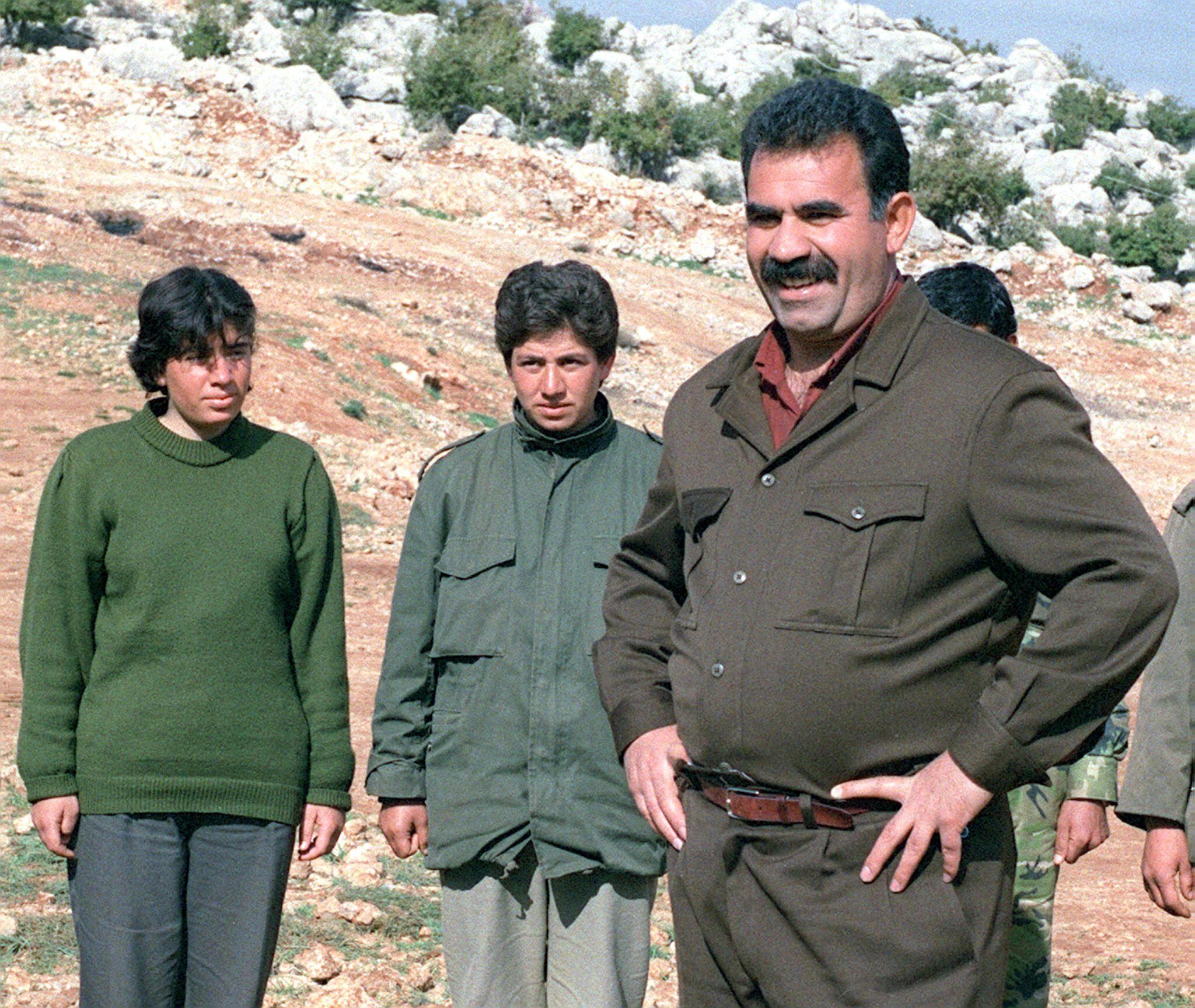 Fotografía de archivo de 1992 de Abdallah Öcalan, líder del Partido de los Trabajadores del Kurdistán (PKK), con sus guerrilleros en un campo de entrenamiento en la aldea de Helweh, en el valle libanés de la Becá, a unos dos kilómetros de la frontera con Siria. Fotografia:
