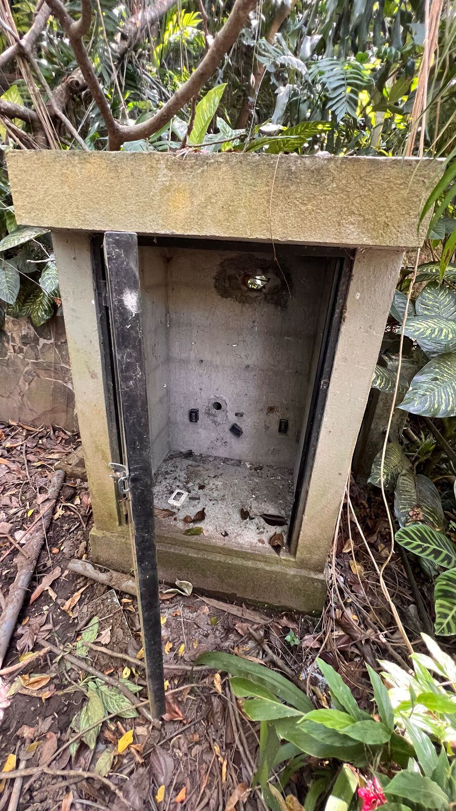 Una estructura en donde había bombillos y lámparas y fueron robadas.