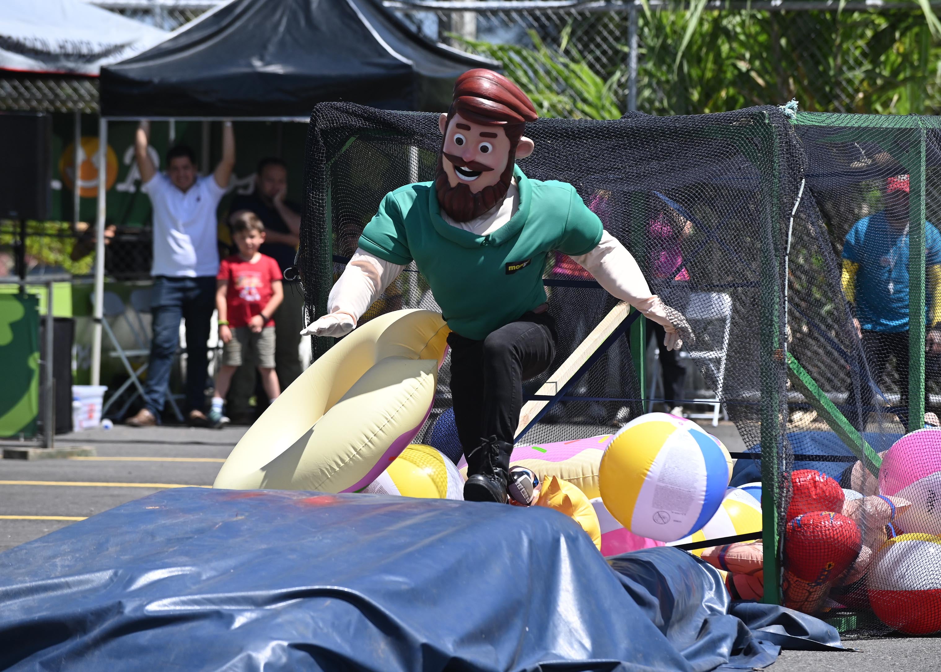 El personaje de Javi, de Tiendas Monge, corriendo en la competencia de obstáculos del Museo de los Niños.