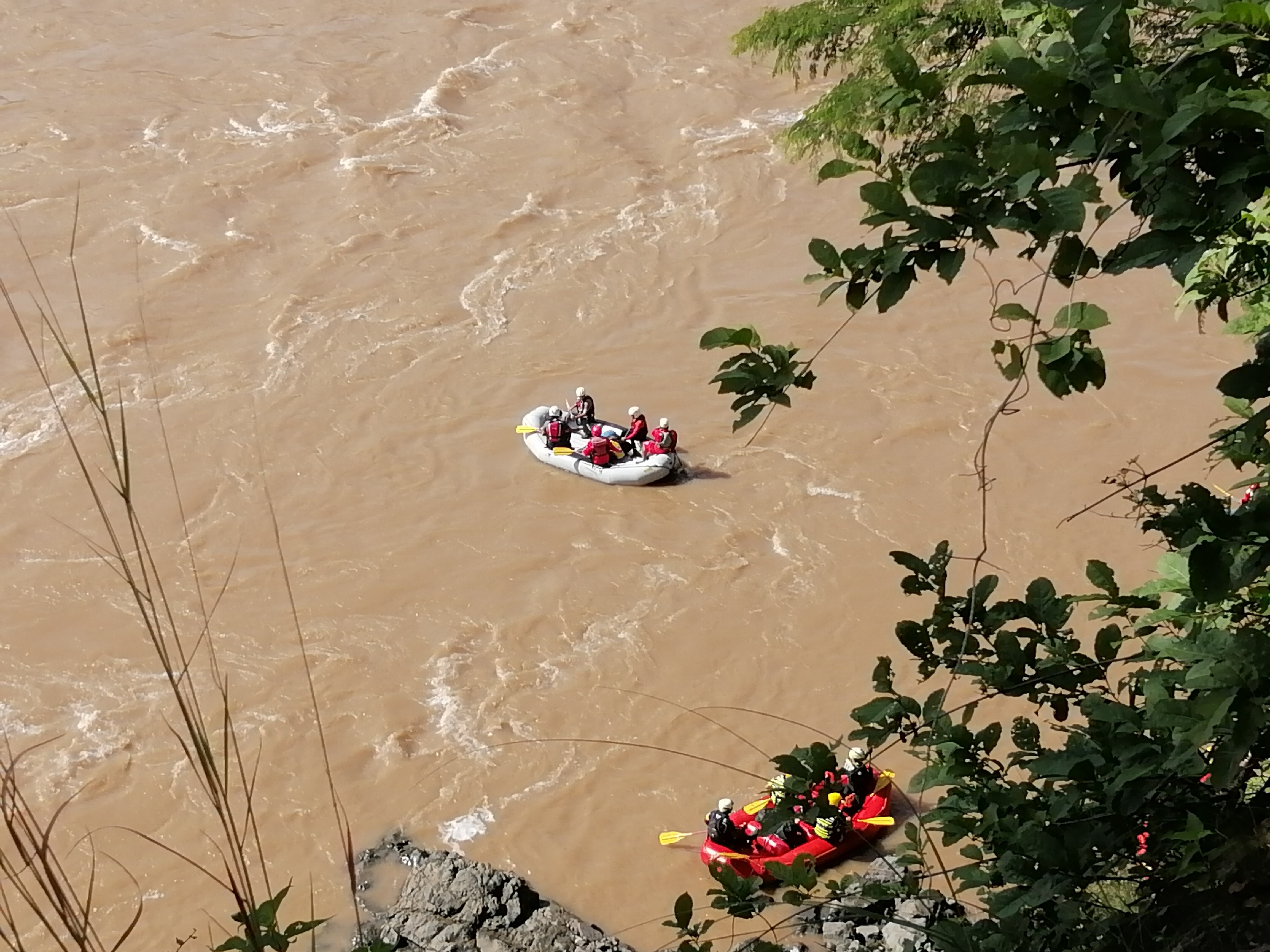 El buen tiempo durante la mañana, permitió a los socorristas dar con el carro, ahora se trabaja a fondo en la búsqueda de los desaparecidos. Foto: Alfonso Quesada.