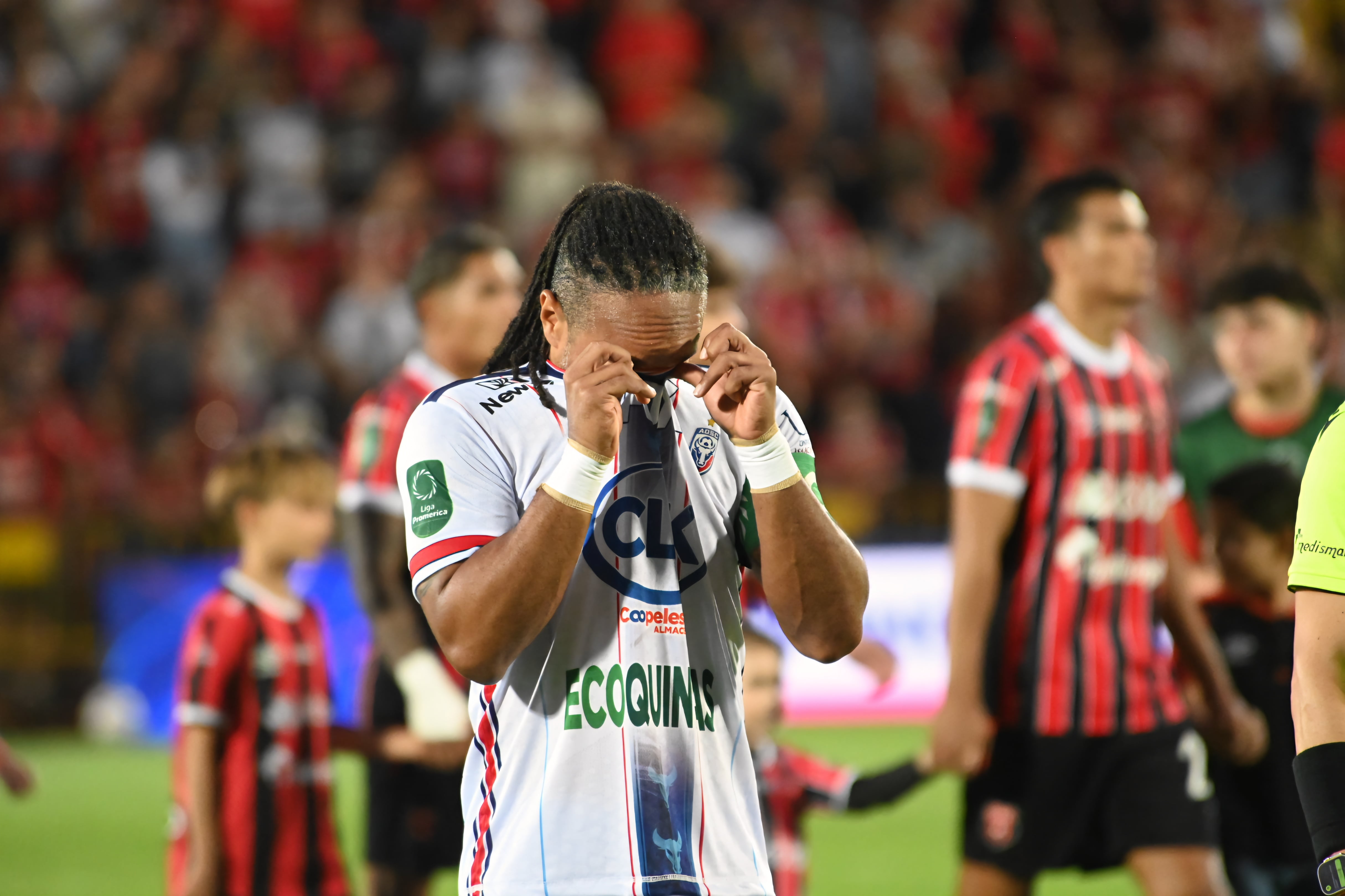 23 de agosto de 2026. Estadio Alejandro Morera Soto. 18:00 hrs. La Liga Deportiva Alajuelense juega contra la Asociación Deportiva San Carlos en partido correspondiente a la jornada 5 del Torneo de Apertura de la Liga Promérica. Otro dato relevante del juego es el retiro oficial del delantero Jonathan McDonald del fútbol. En la foto: Ismael Rescalvo técnico de la liga y Walter Centeno de San Carlos. Retiro del jugador Jonathan Mcdonald. Jugadas relevantes del partido. Foto: Albert Marin
