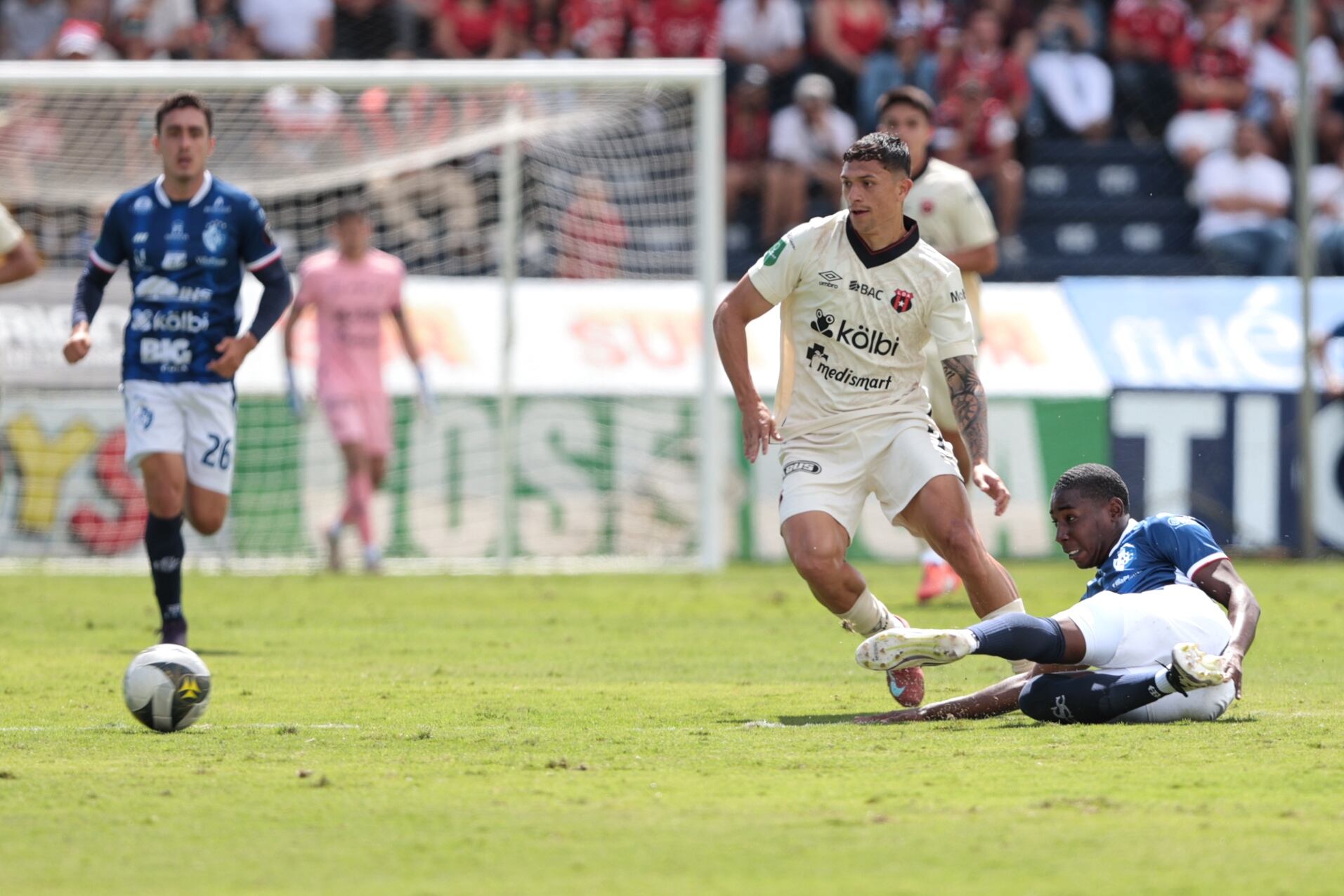 30/11/2025/ Juego entre Club Sport Cartagines vs Liga Deportiva Alajuelense por la fecha 17 del torneo apertura de l Liga Promerica en el estadio Fello Meza / foto John Durán