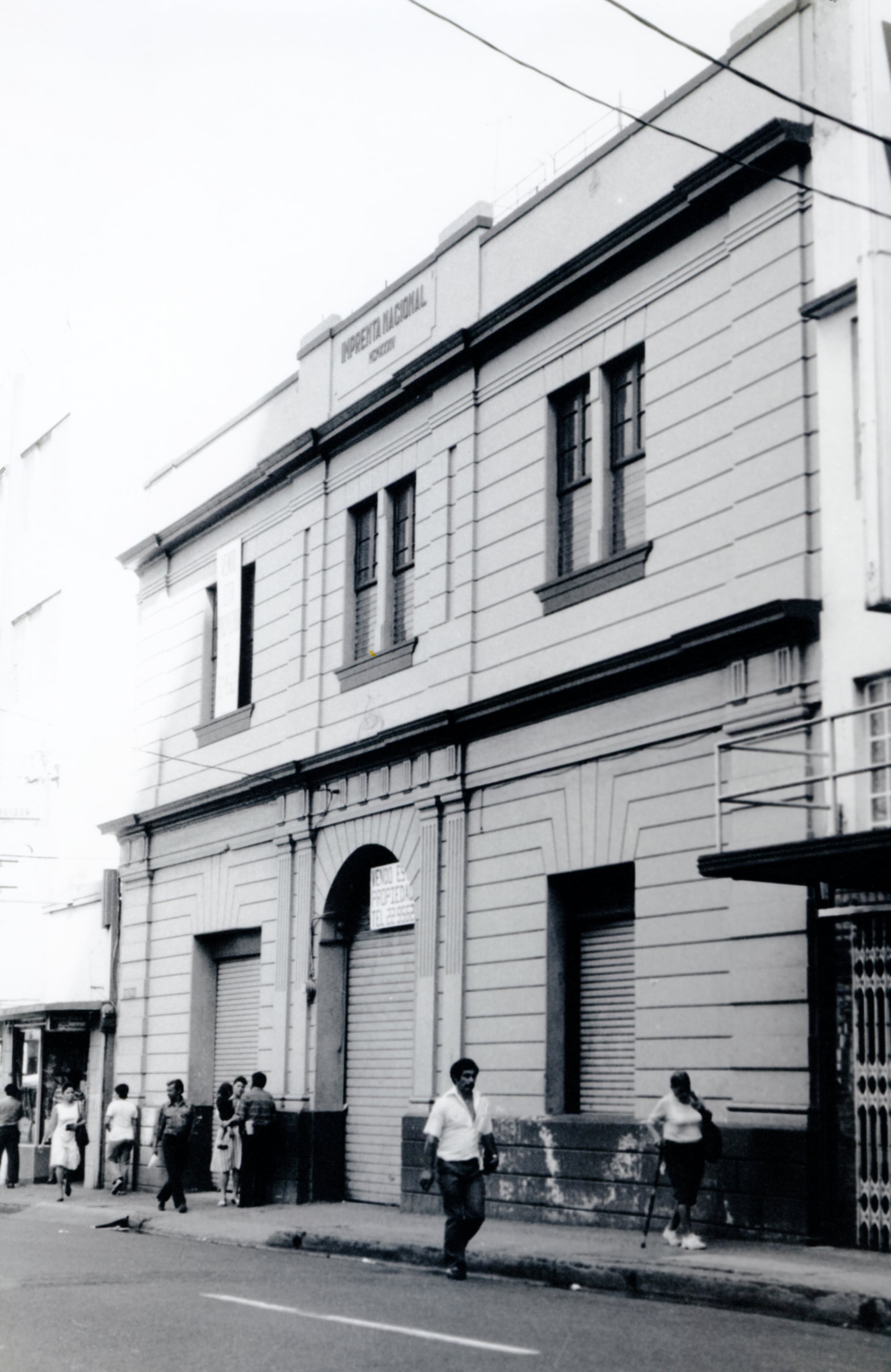 El edificio al que se trasladó la Imprenta Nacional en 1944. Ubicado en avenida 1ª,
entre calles 4 y 6. Fotografía 002812 del Archivo Nacional.