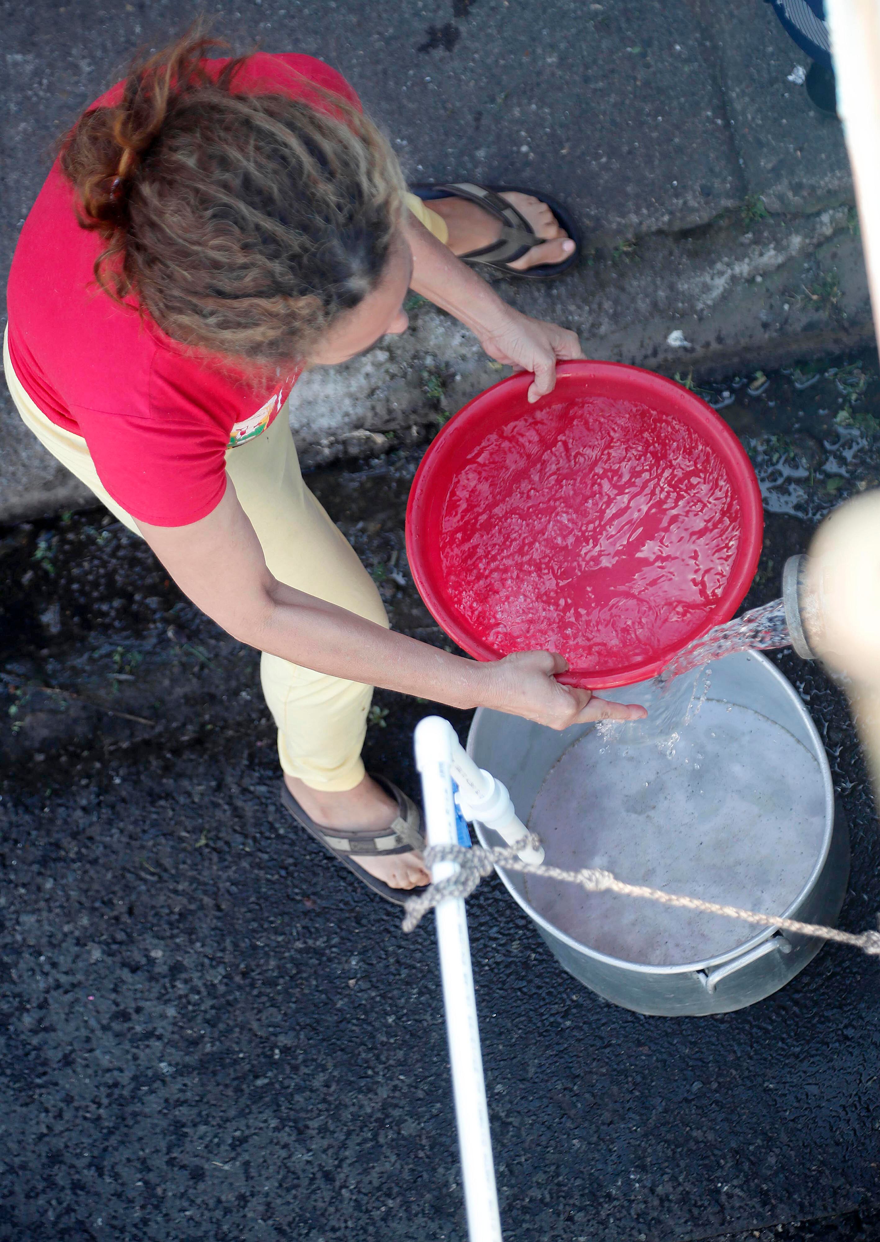 0/01/2024 Cinco Esquinas de Tibás, barrio San Gabriel Sur. Un camión cisterna contratado por Acueductos y Alcantarillados (AyA) repartió agua potable este martes por la mañana. Hombres, mujeres y niños de todas las edades se acercaron botellas, bidones, tarros y ollas para recoger agua ante la crisis que se vive por la contaminación del líquido con algún hidrocarburo hasta ahora desconocido. Foto: Rafael Pacheco Granados