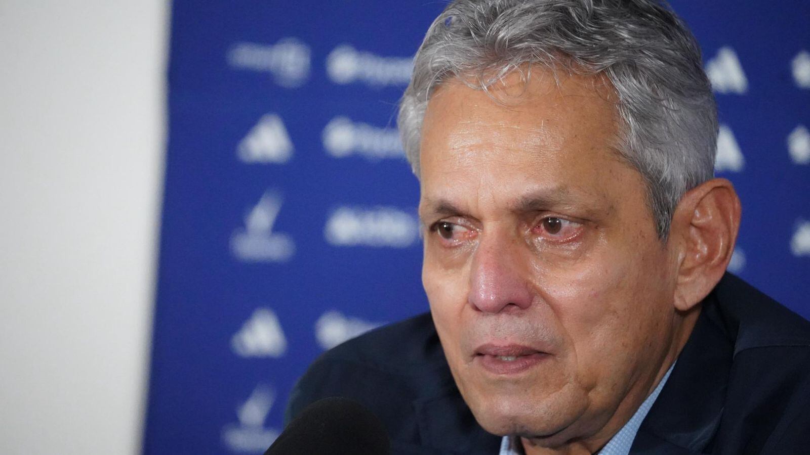 Reinaldo Rueda respondía preguntas mientras lloraba por la eliminación de Honduras.