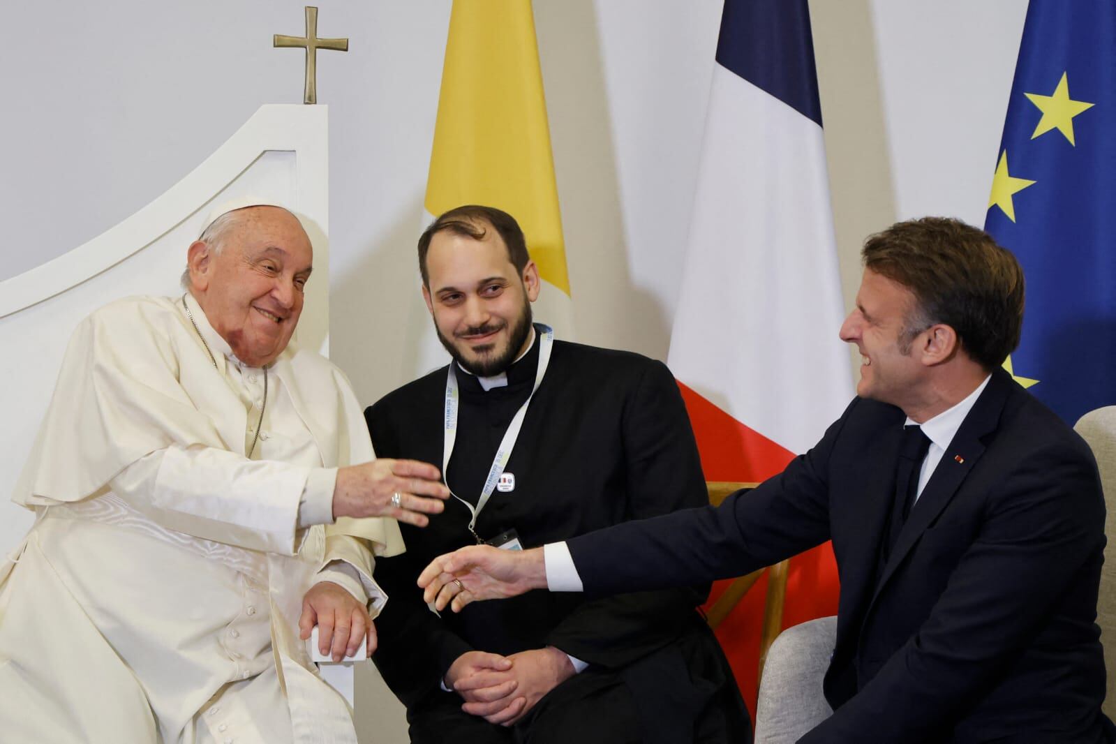 Papa Francisco sonríe junto al presidente Emmanuel Macron durante su visita a Córcega.
Descripción: El papa Francisco junto al presidente de Francia, Emmanuel Macron, en un momento distendido durante la visita del pontífice a Córcega, una histórica primera visita papal a la isla.