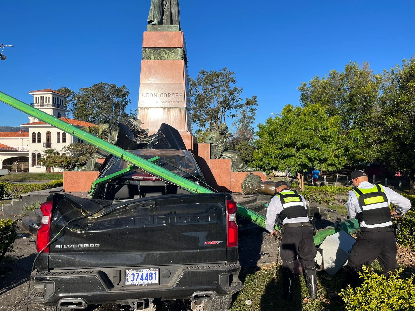 El poste de uno de los semáforos del lugar quedó sobre la parte trasera del vehículo tipo pick-up.