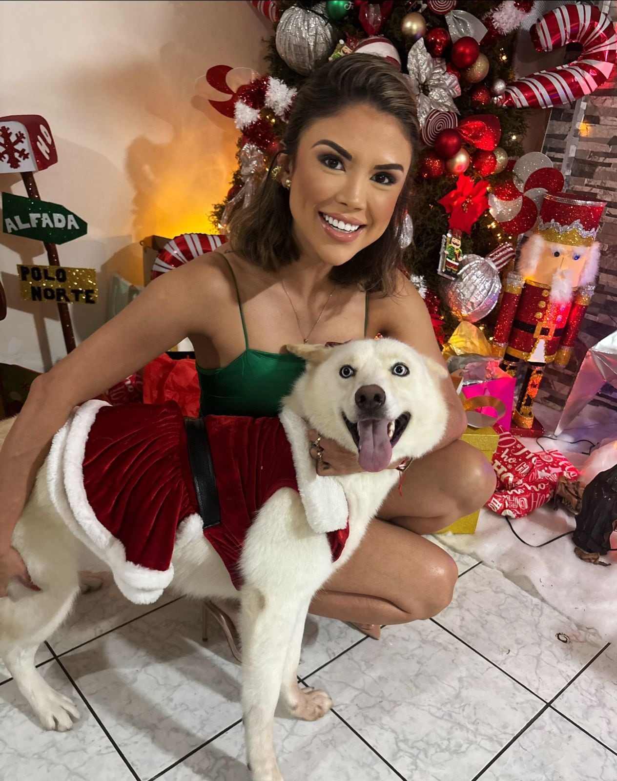 Fariany Gutiérrez con Nala, la perrita que se someterá a radioterapia.