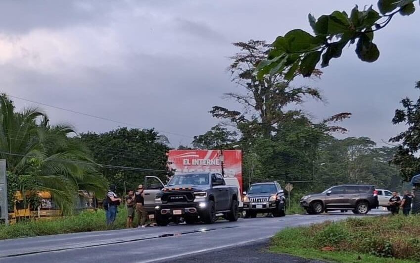 Detalle del vehículo de alta gama (al frente) donde iban hombres abatidos por agentes del OIJ este 16 de julio en Guatuso. Fotografía: