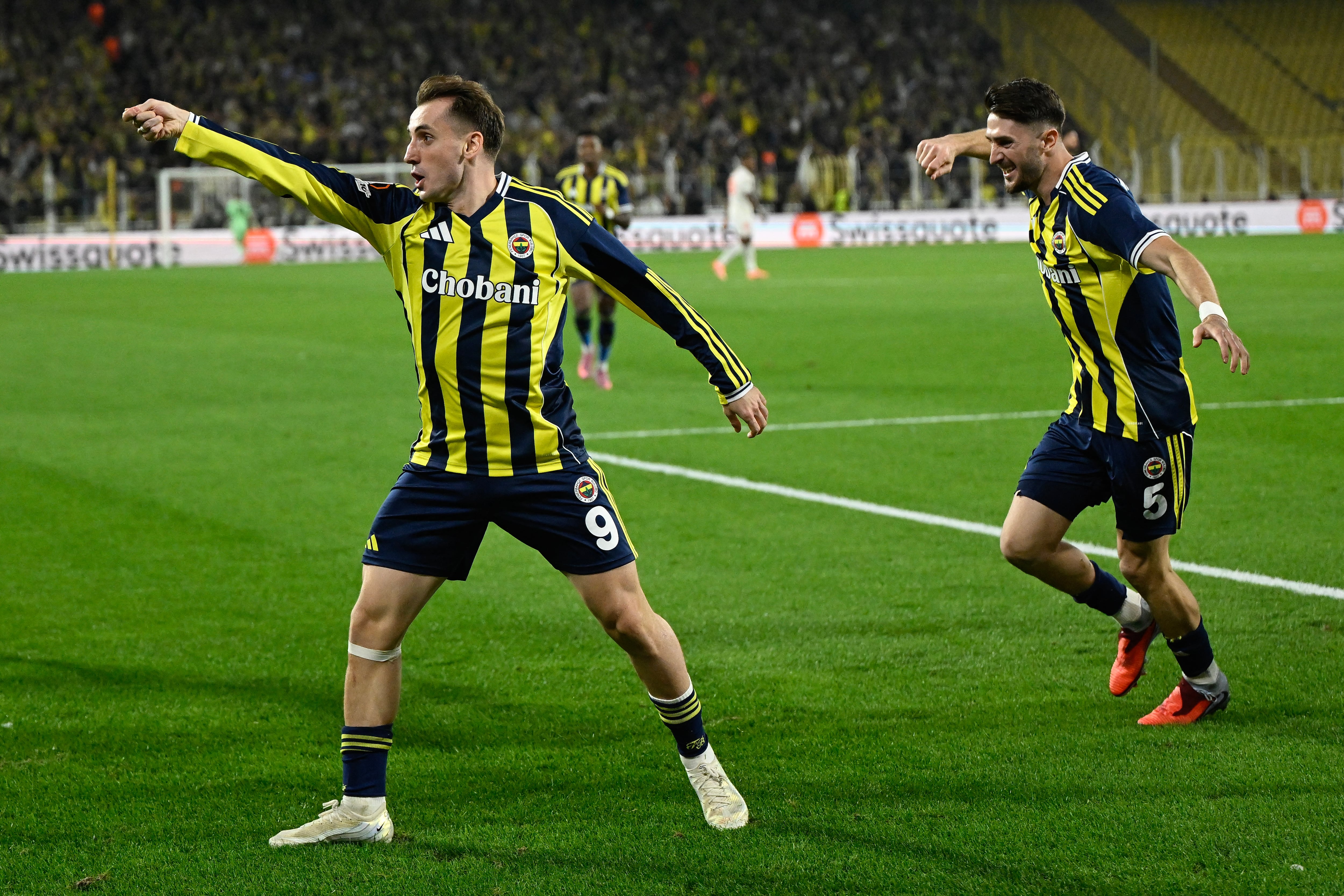 El delantero turco del Fenerbahce, Kerem Aktürkoğlu, con el dorsal número 09, celebra con sus compañeros tras anotar el primer gol de su equipo durante el partido de la segunda ronda de la UEFA Europa League, disputado entre Fenerbahce y OGC Nice en el Estadio Chobani, en Estambul, el 2 de octubre de 2025.
(Foto de Yasin Akgul / AFP)