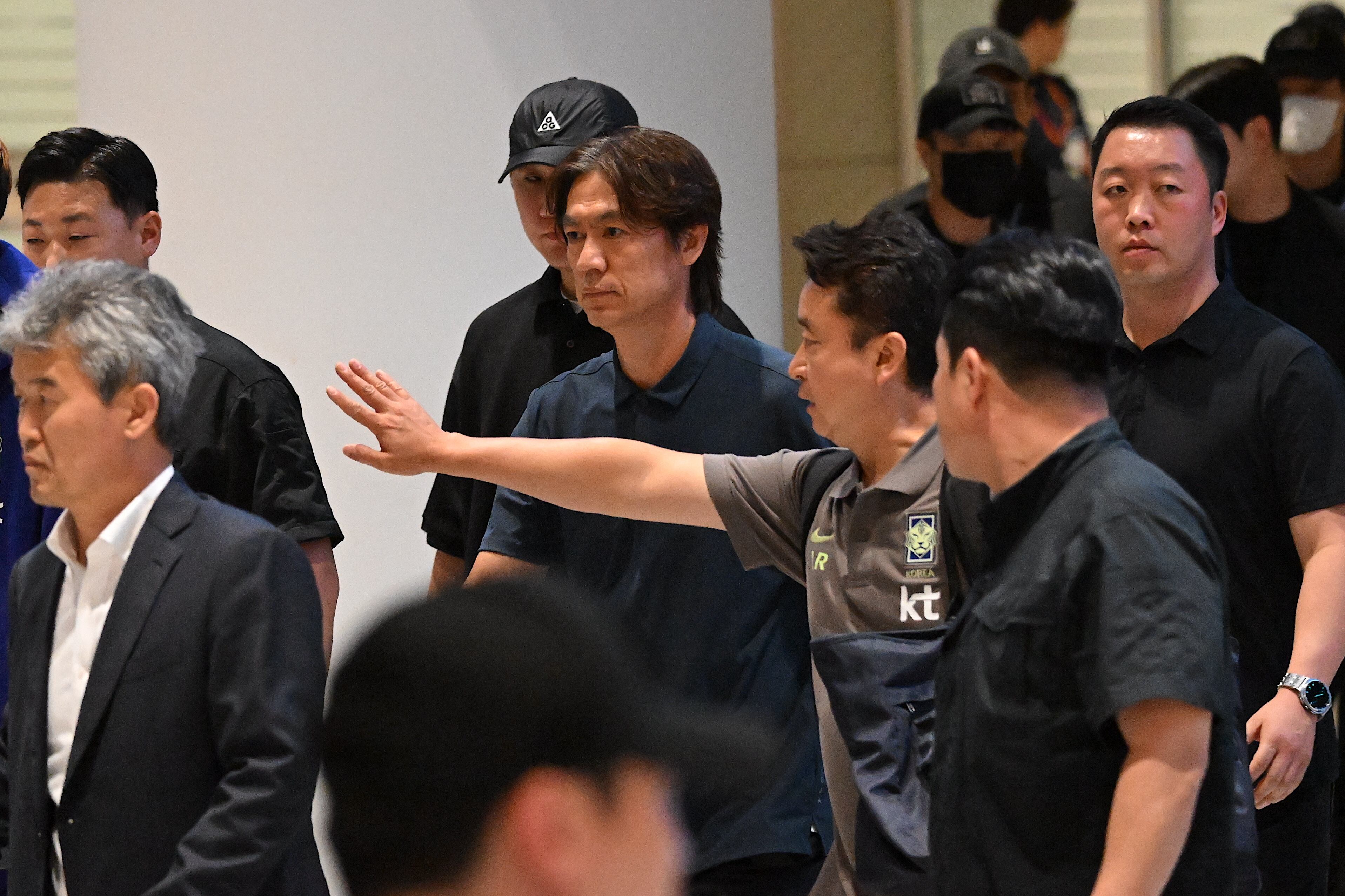 El entrenador de Corea del Sur, Hong Myung-bo, llega al aeropuerto de Seúl-Incheon tras la temprana eliminación del equipo en el Mundial 2026.