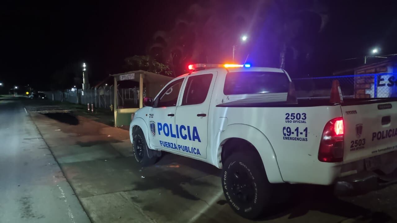 Según fuente policial, las víctimas corrían cuando fueron sorprendidos por un vehículo color gris, desde el cual les dispararon con una escopeta.