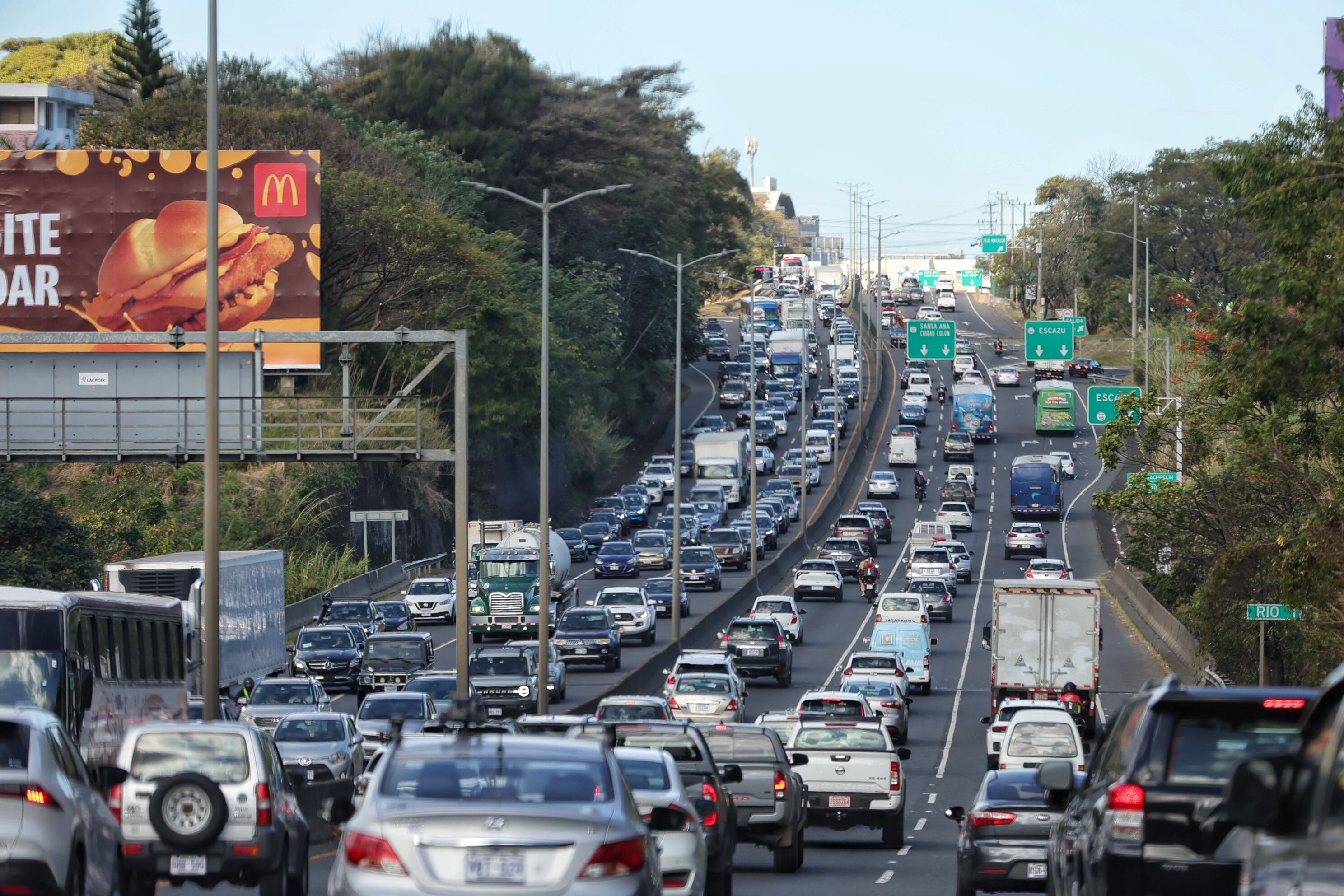 Recorrido por la Ruta 27 la cual debe esperar 5 años por ampliación y solo tendrán un carril más. Iniciando el recorrido en Escazú hasta Turrucares de Alajuela / foto John Durán