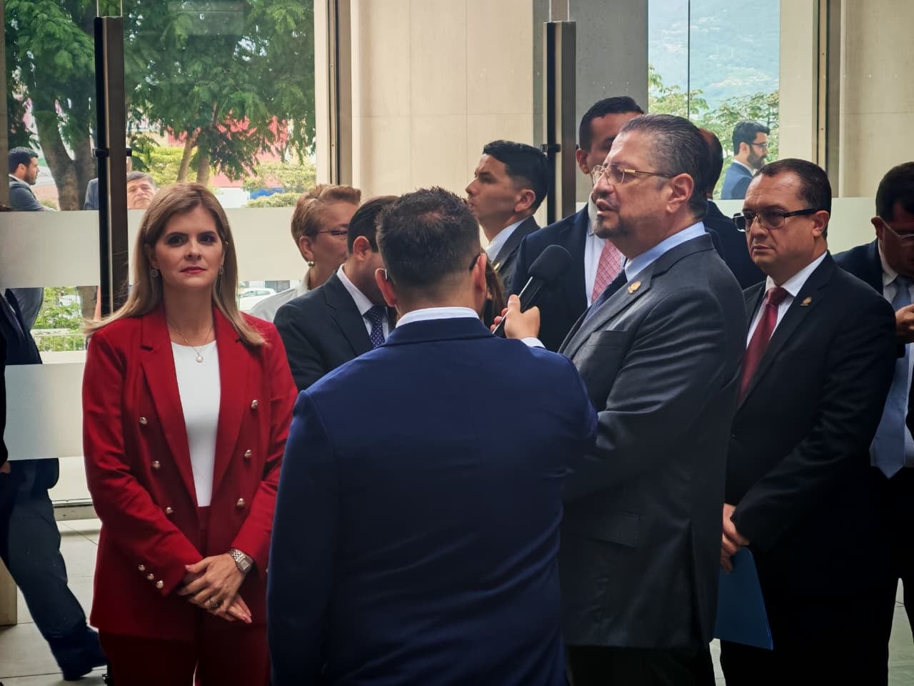 Laura Fernández llega al Congreso con su gabinete a presentar segundo paquete de proyectos sobre seguridad