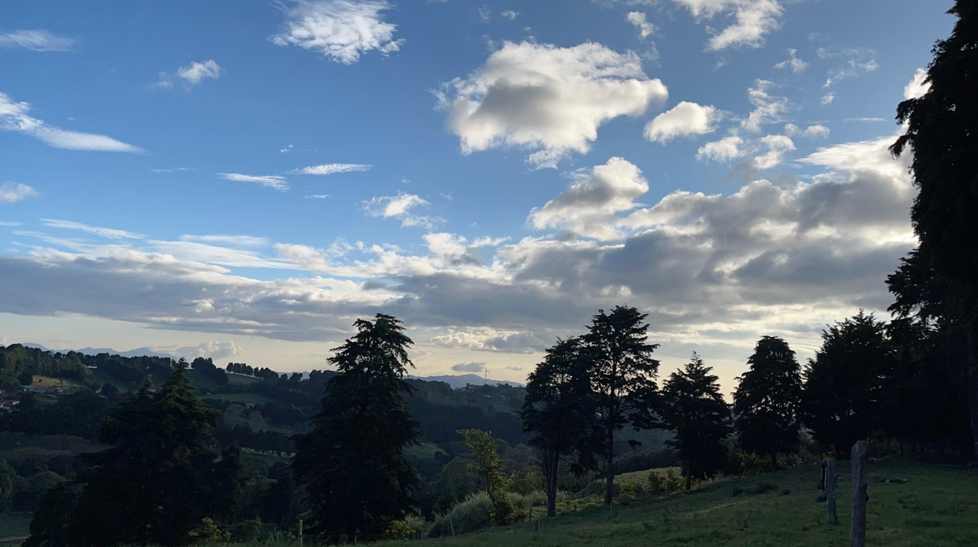 Este domingo 2 de febrero, el buen tiempo y el viento sobre sectores montañosos en el norte del territorio marcaron la jornada. Fotografía: Juan Fernando Lara Salas.